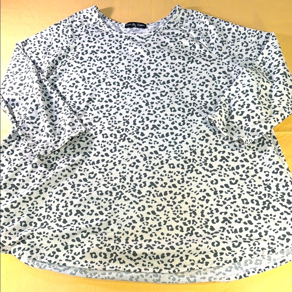 Kim and Cami women’s top leopard print round neck, black and white